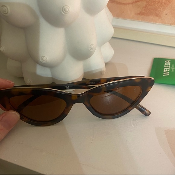 Frye cat eye sunglasses
Matte tortoiseshell with gold metal detail - Picture 2 of 3